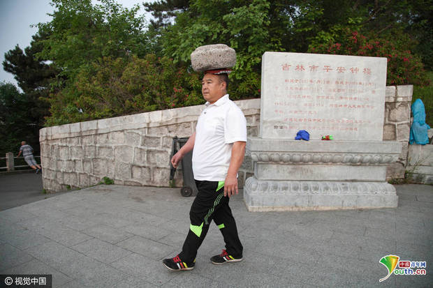 这哥们靠顶石头减肥：一年减重60斤(组图)