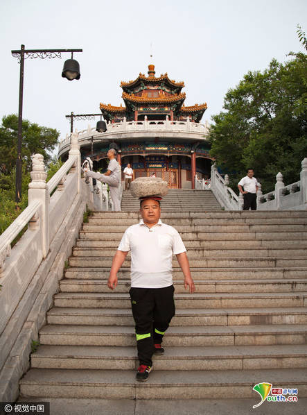 这哥们靠顶石头减肥：一年减重60斤(组图)