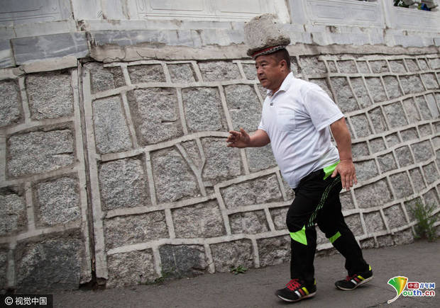 这哥们靠顶石头减肥：一年减重60斤(组图)