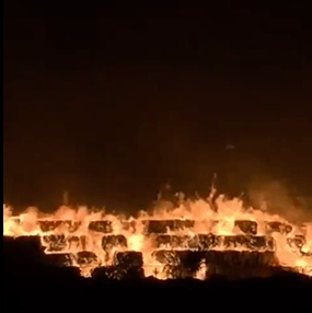 突发：天津塘沽保税区突发火灾 现场一片火海