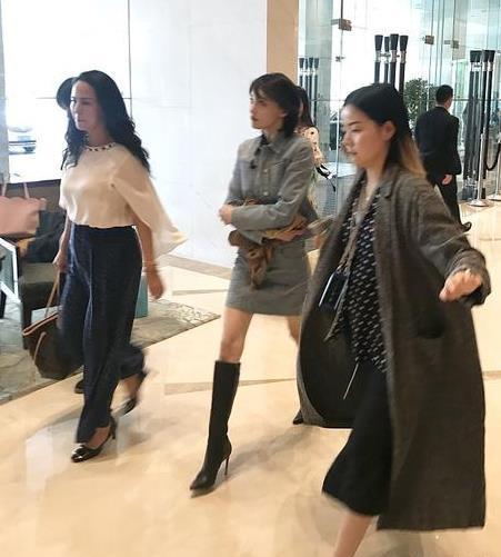 郑爽大步流星秀筷子腿 见到粉丝好害羞(图1)