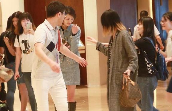 郑爽大步流星秀筷子腿 见到粉丝好害羞(图3)