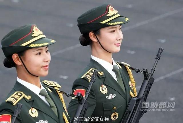 中国仪仗女兵走模特步视频曝光,男兵们手都