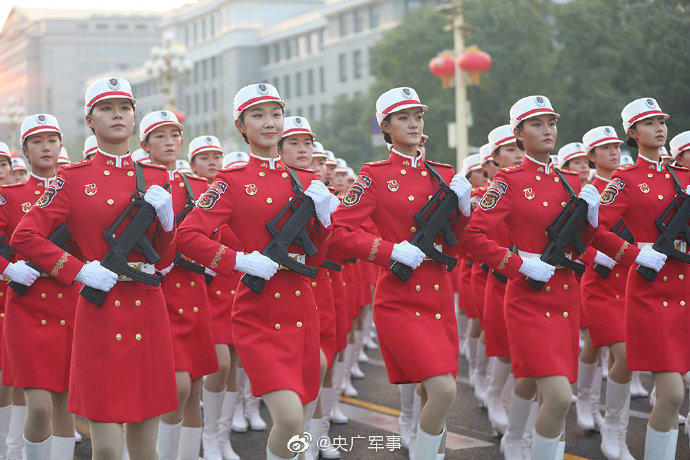 持枪列队又美又飒!高颜值的女兵、女民兵来啦!这排面，反手就是一个赞