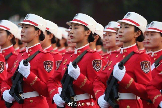 持枪列队又美又飒!高颜值的女兵、女民兵来啦!这排面，反手就是一个赞