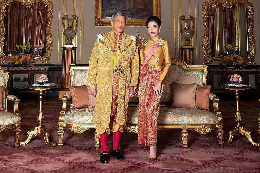 新国王刚登基不久，泰国王室发生“宫斗”:贵妃想与王后平起平坐，被褫夺全部头衔