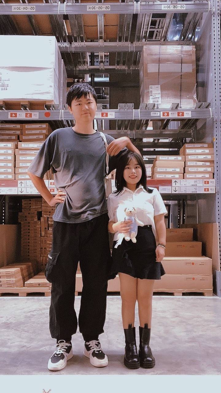 男子1米8,女友只有1米35,两人身高相差45厘米,女友:他