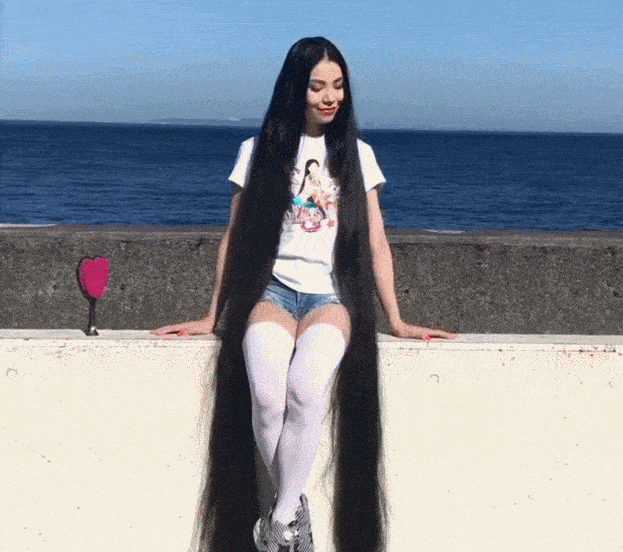 钢管舞女郎15年不剪发,头发长1米7,被骂