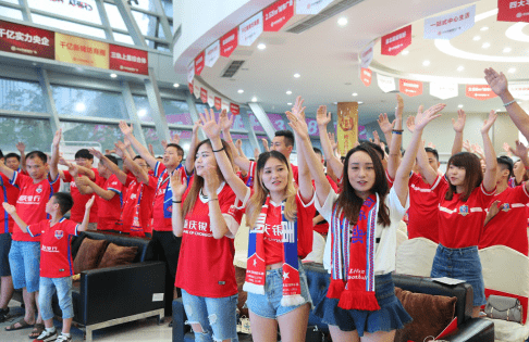 夏日足球季 中国华融现代广场陪重庆球迷共同