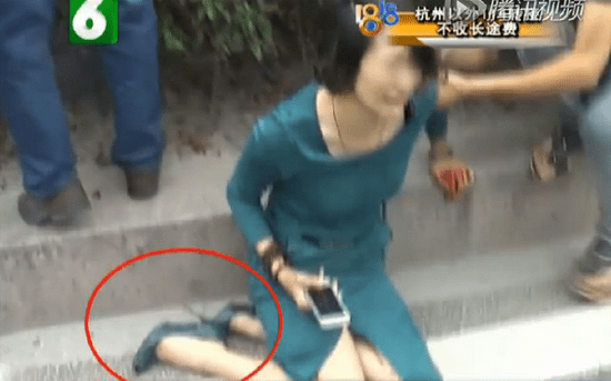 女司机穿高跟鞋驾车撞人 崩溃跪地痛哭
