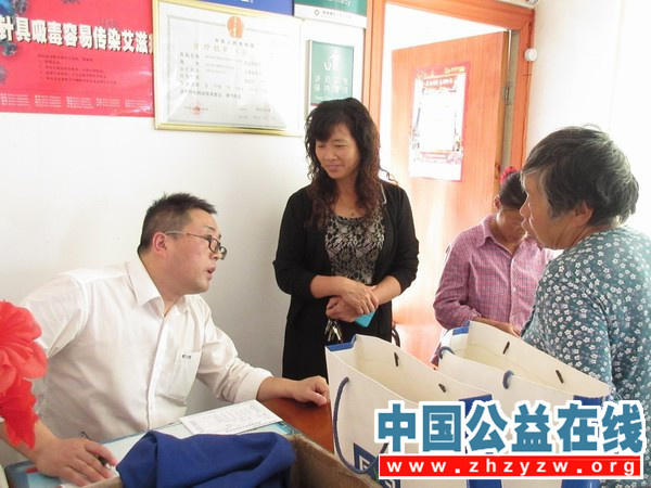 爱尔眼科医院专家到长江村开展免费义诊活动
