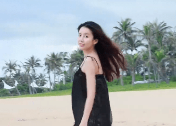 张子萱晒海滨录影 露香肩奔跑像个小孩子 - 30