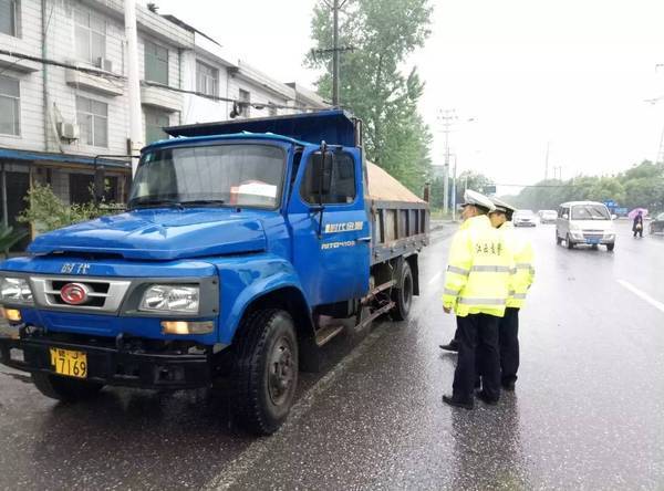 萍乡:货车暴力冲卡致民警受伤 司机竟是无证驾驶