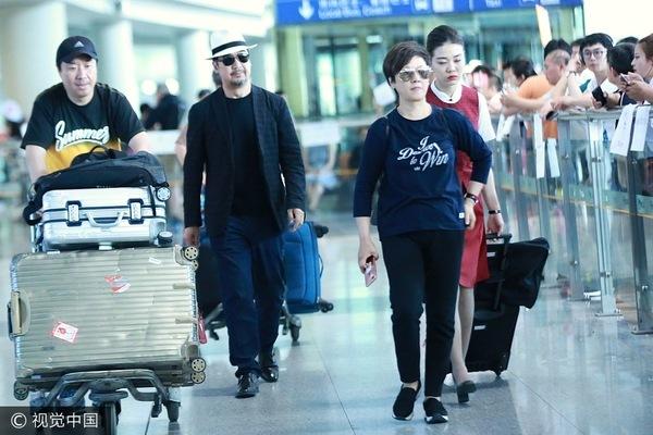 张国立戴白色礼帽显绅士范 老婆邓婕气场十足(图1)