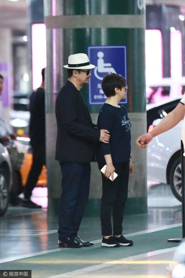 张国立戴白色礼帽显绅士范 老婆邓婕气场十足(图2)