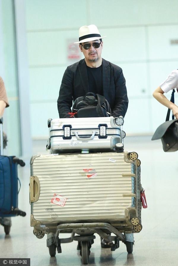 张国立戴白色礼帽显绅士范 老婆邓婕气场十足(图3)