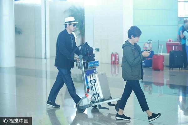 张国立戴白色礼帽显绅士范 老婆邓婕气场十足(图4)