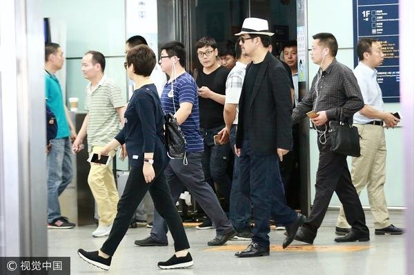 张国立戴白色礼帽显绅士范 老婆邓婕气场十足(图5)