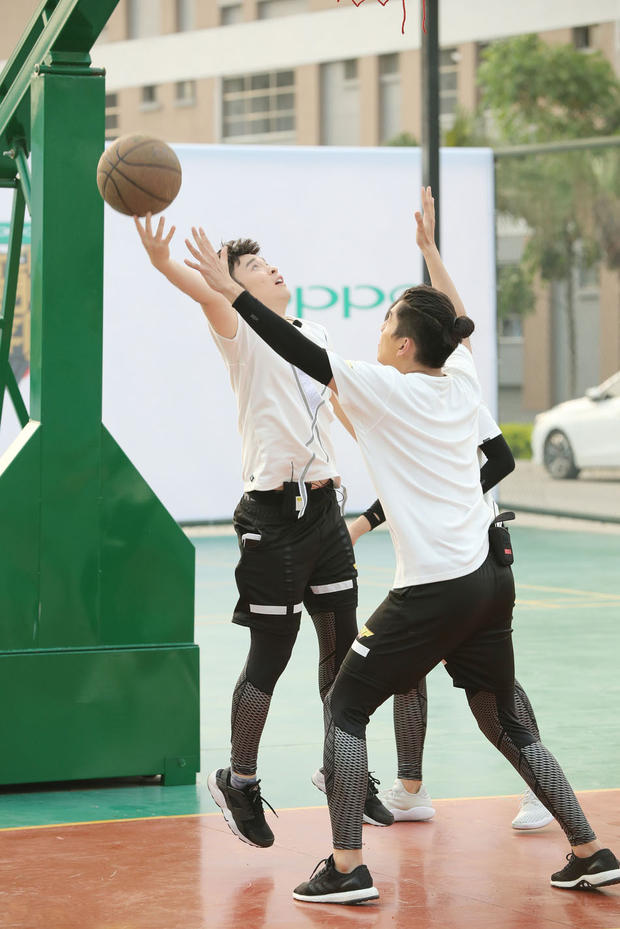 王俊凯刘昊然帅气大爆发 篮球大战一较高下(图1)
