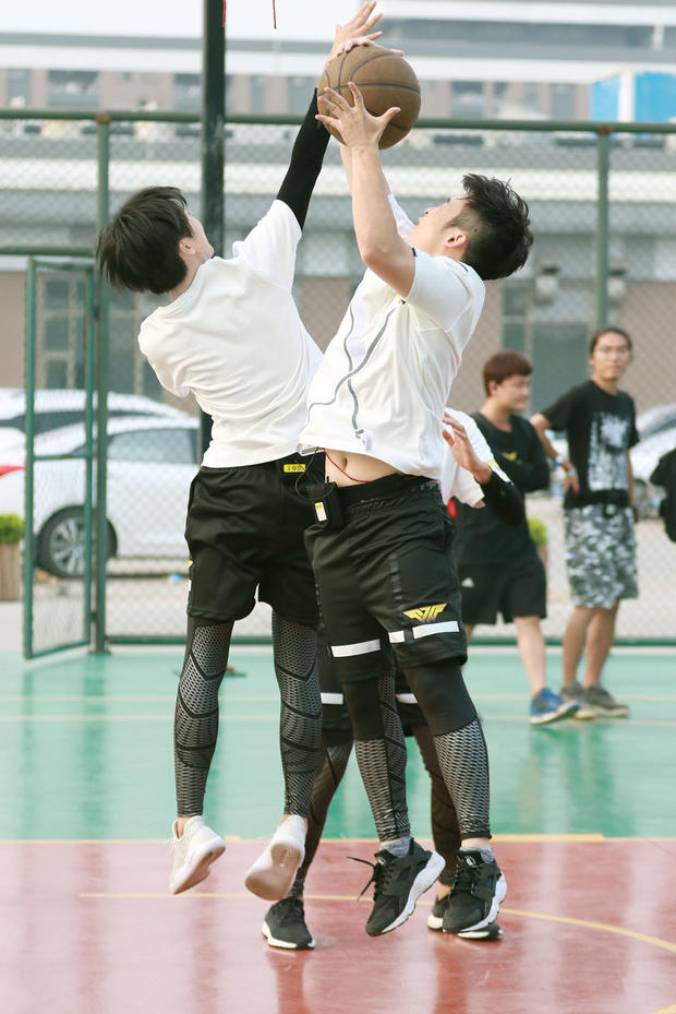 王俊凯刘昊然帅气大爆发 篮球大战一较高下(图2)