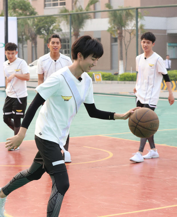 王俊凯刘昊然帅气大爆发 篮球大战一较高下(图3)