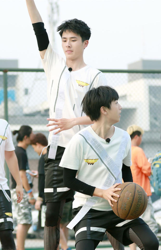 王俊凯刘昊然帅气大爆发 篮球大战一较高下(图4)