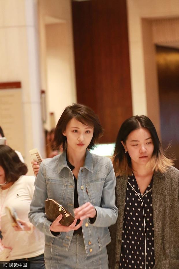 郑爽大步流星秀筷子腿 见到粉丝好害羞(图6)