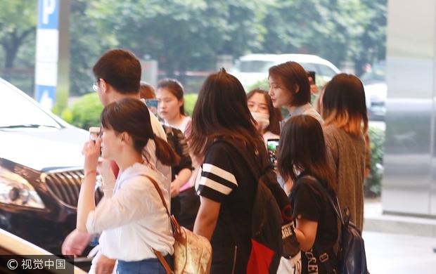 郑爽大步流星秀筷子腿 见到粉丝好害羞(图4)