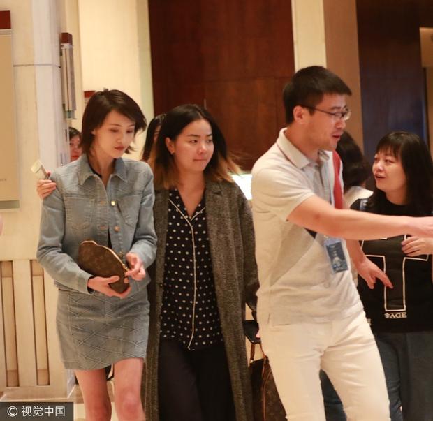 郑爽大步流星秀筷子腿 见到粉丝好害羞(图5)