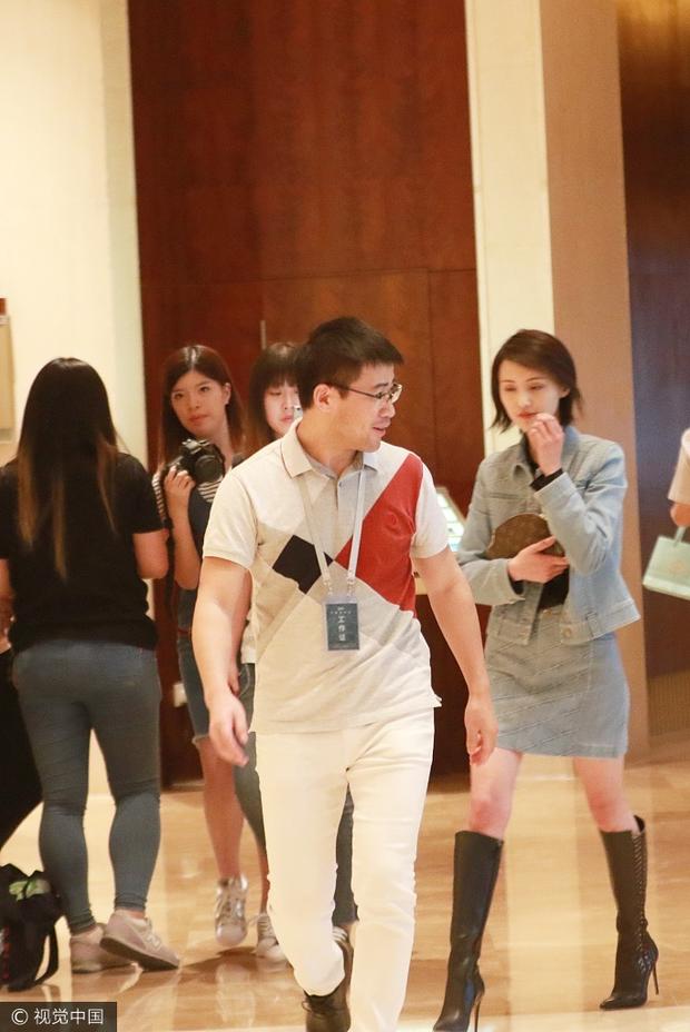 郑爽大步流星秀筷子腿 见到粉丝好害羞(图2)