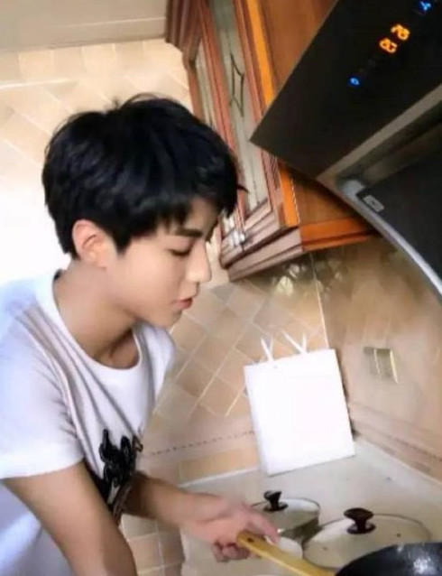 王俊凯做直播直流泪 粉丝却被他萌翻啦！(图1)