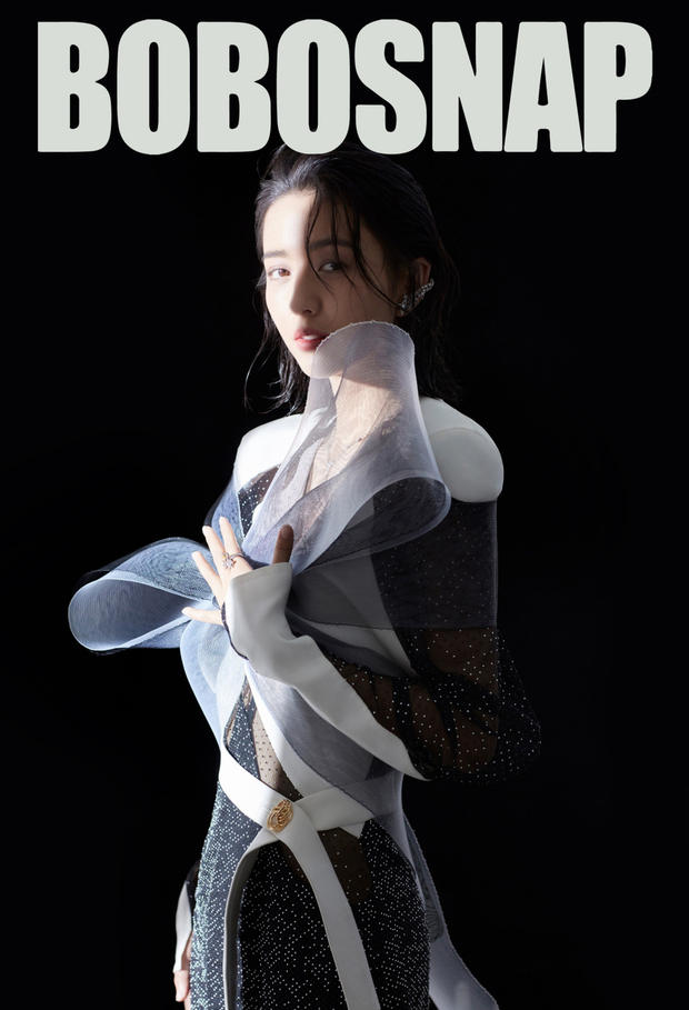 佟丽娅写真大片曝光 薄纱裙装勾勒线条显朦胧神秘(图1)