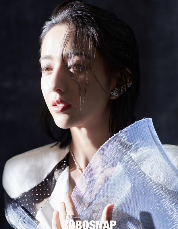 佟丽娅写真大片曝光 薄纱裙装勾勒线条显朦胧神秘(图2)