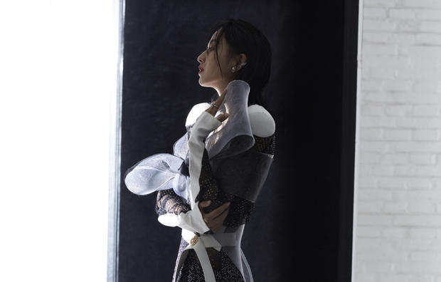 佟丽娅写真大片曝光 薄纱裙装勾勒线条显朦胧神秘(图3)