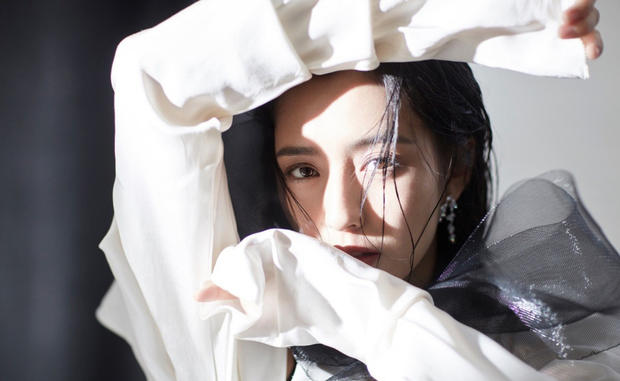 佟丽娅写真大片曝光 薄纱裙装勾勒线条显朦胧神秘(图5)