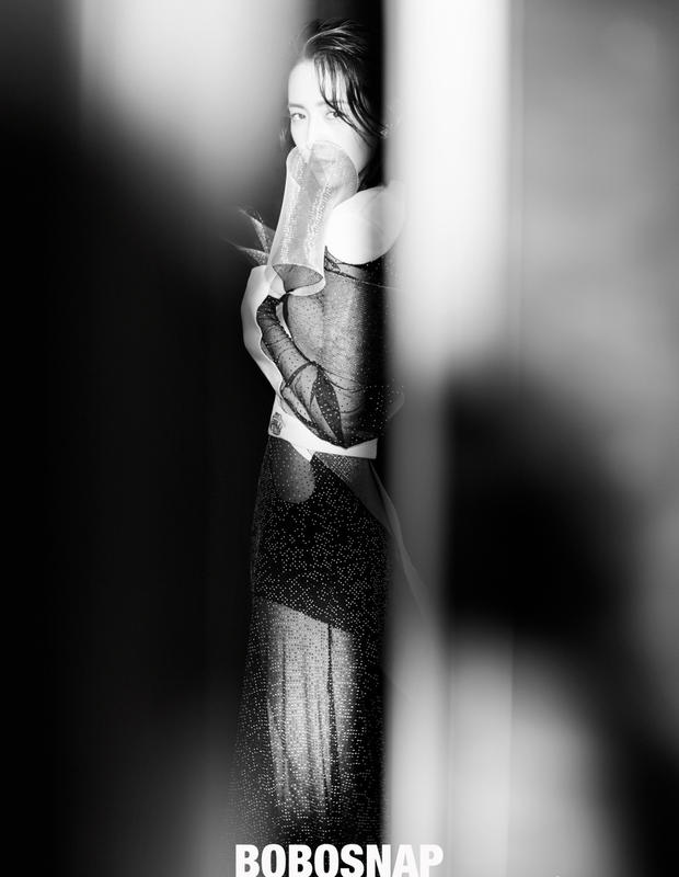 佟丽娅写真大片曝光 薄纱裙装勾勒线条显朦胧神秘(图7)