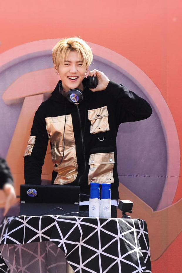 鹿晗再次放飞自我大胆自黑：我是DJ刘壮实！(图1)