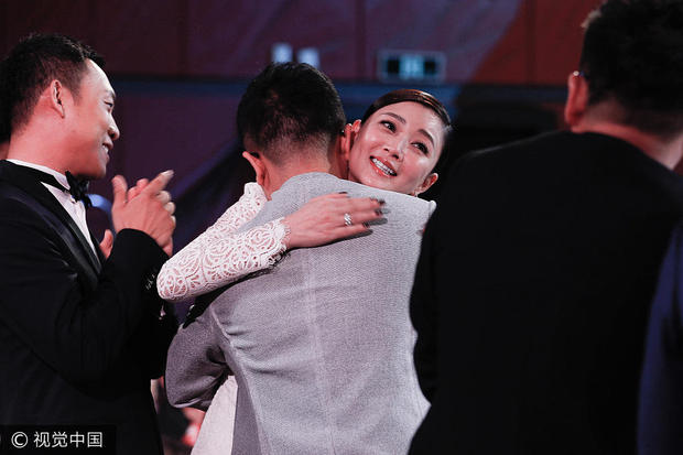 殷桃含泪领最佳女主角 关晓彤获奖瞬间表情亮了(图1)