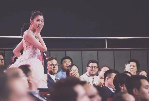 殷桃含泪领最佳女主角 关晓彤获奖瞬间表情亮了(图2)