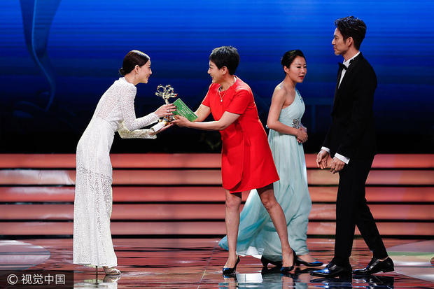 殷桃含泪领最佳女主角 关晓彤获奖瞬间表情亮了(图4)