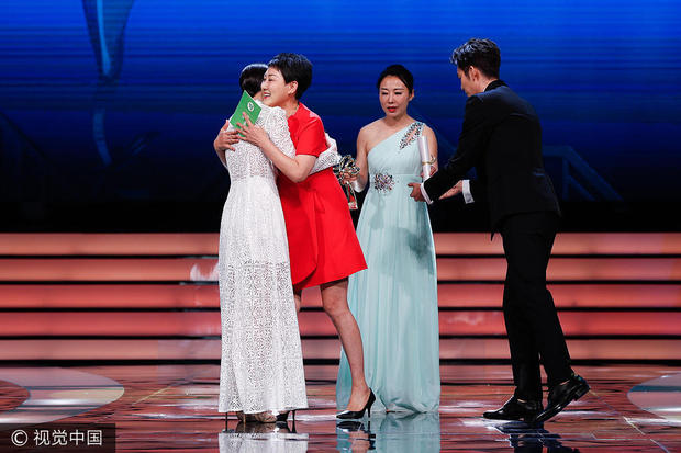 殷桃含泪领最佳女主角 关晓彤获奖瞬间表情亮了(图6)