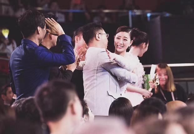 殷桃含泪领最佳女主角 关晓彤获奖瞬间表情亮了(图7)