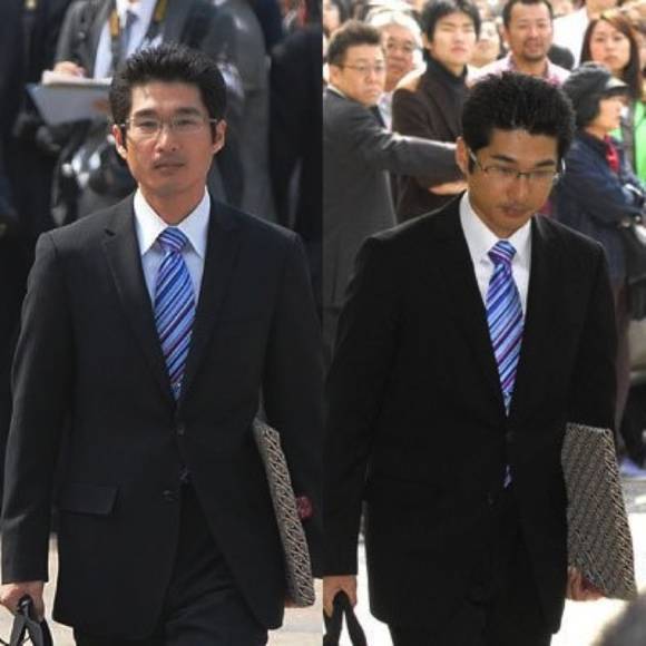 (本村洋手持妻女遗相准备出庭)
