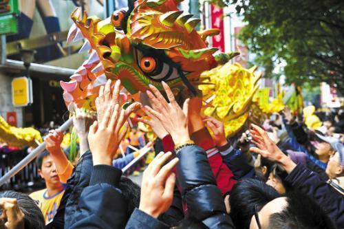 神吐槽：大妈50年坚持做白日梦 最终梦想成真