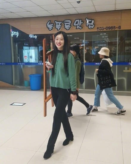 崔雪莉剪短发焕然一新 依旧真空上阵清纯不失性感