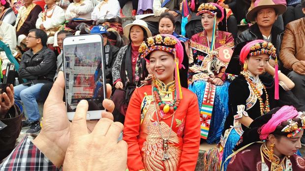 四川丹巴:古碉藏寨秋日红叶艳 嘉绒美女尽显万种风情