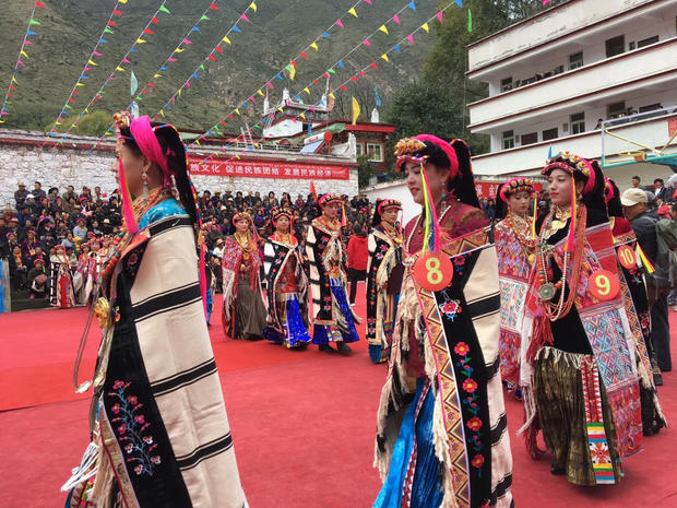 四川丹巴:古碉藏寨秋日红叶艳 嘉绒美女尽显万种风情