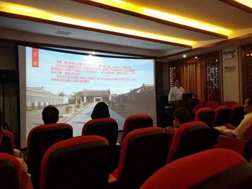 内乡县衙博物馆馆长王晓杰为内乡县衙员工做专题讲座