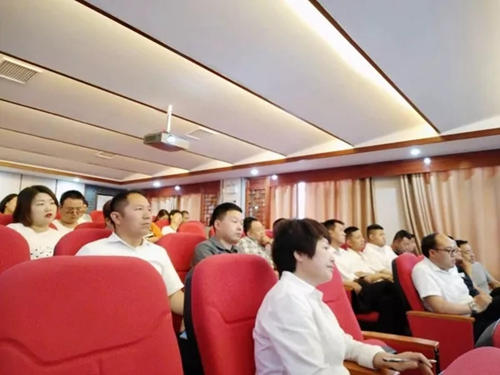 内乡县衙博物馆馆长王晓杰为内乡县衙员工做专题讲座