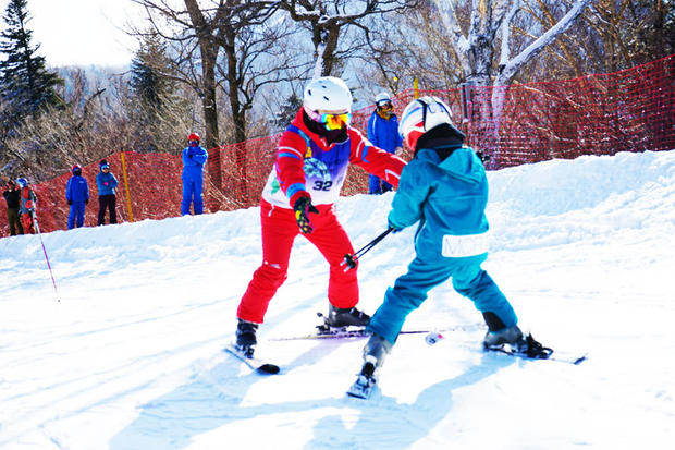 日前，由中国旅游报社、黑龙江省文化和旅游厅联合举办的“2019美丽中国行走进滑雪胜地黑龙江”大型媒体采风活动，先后走进北国雪野亚布力、加格达奇等地领略林海雪原的丰饶与壮美。图为游客在亚布力雪场滑雪。